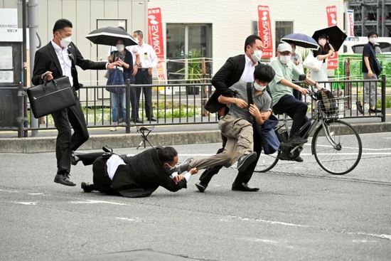 当地时间2022年7月8日，日本奈良，安全警察在现场逮捕了枪击日本前首相安倍晋三的嫌疑人山上徹也。图/IC photo